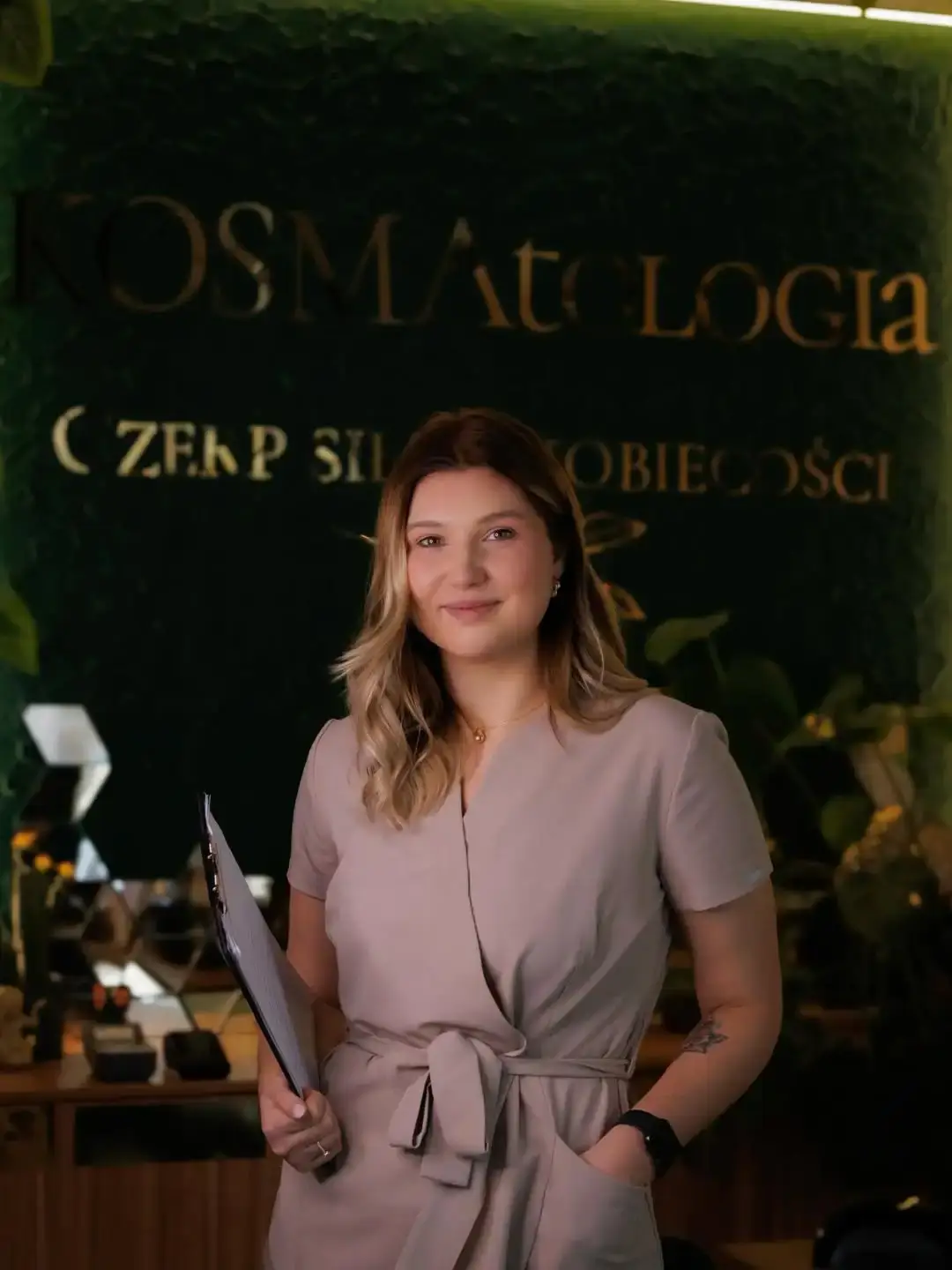 Manicure hybrydowy wykonany w naszym salonie - jesienne kolory