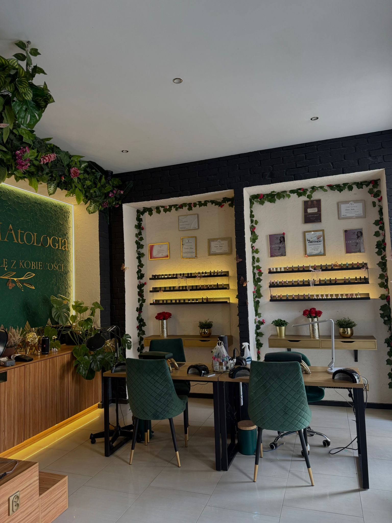 Stanowiska manicure w salonie przy ul. Mikołowskiej 28, Katowice