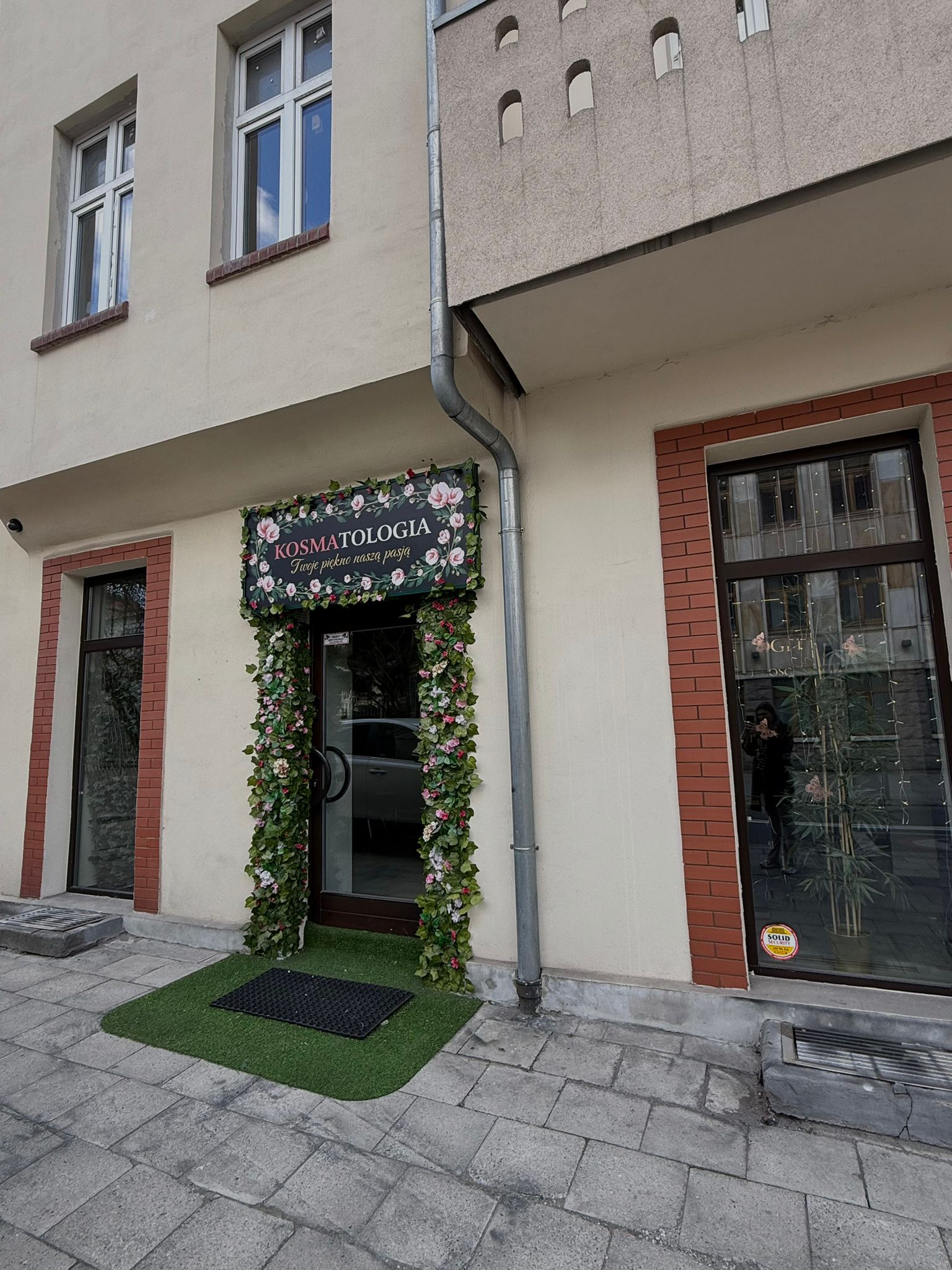 Wejście do salonu Kosmatologia przy ul. Mikołowskiej, Katowice